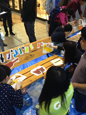 ベンチにペイント中。