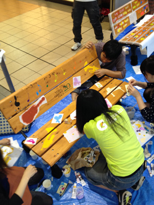 型紙をはがし中。